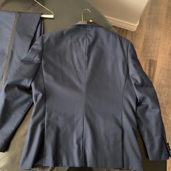 Berragamo Soho Madison Blue Tuxedo set w/accessori - Picture 3 of 14